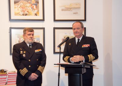 Director del Museo Naval a la izq. y Almirante del Arsenal