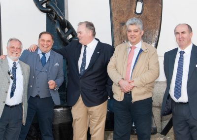 Pedro Blanco, Ramón Tudela, Ángel Jove, Manuel Arenas y Jacinto Huete delante del museo naval de Ferrol